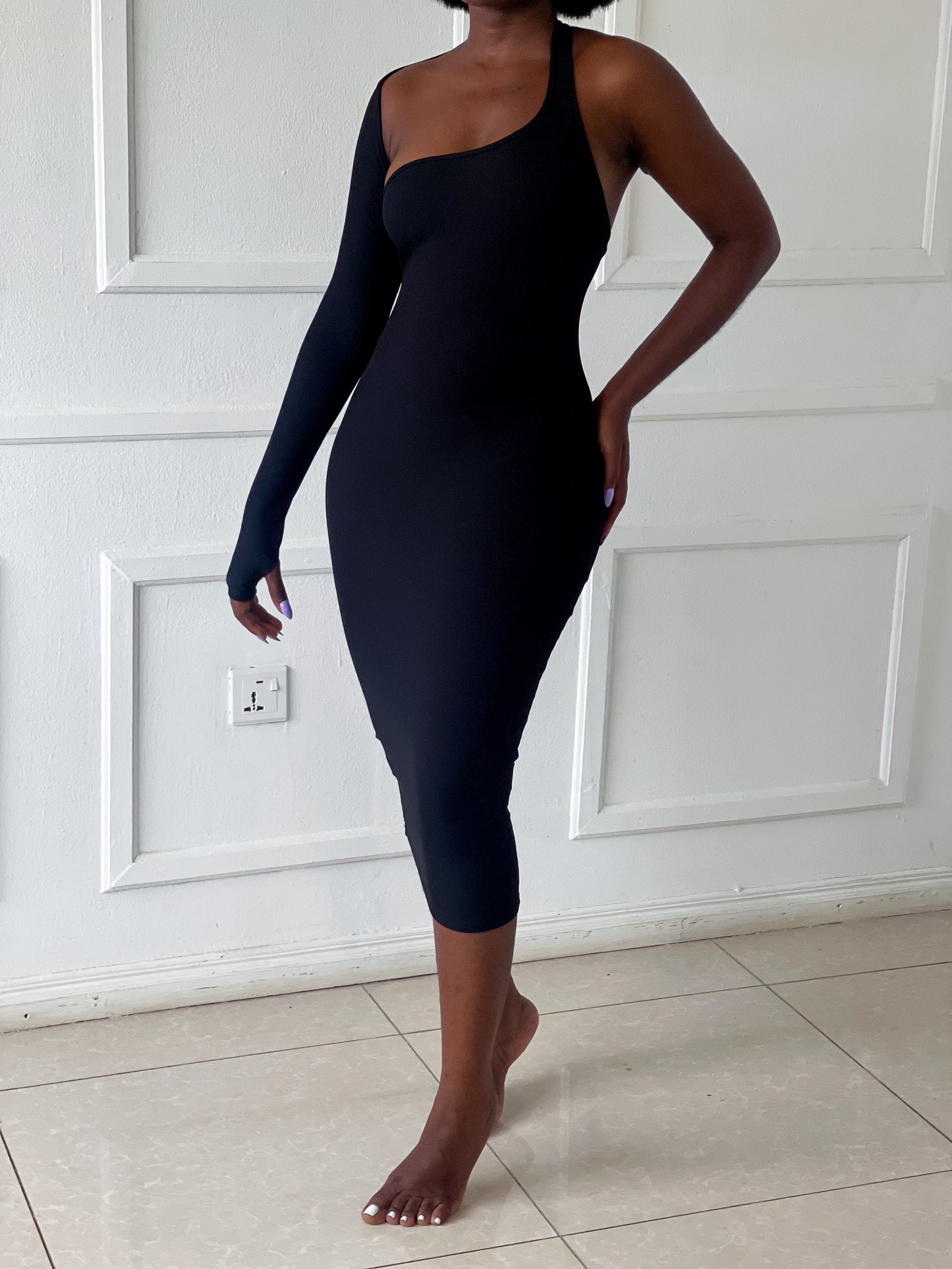 Monosleeve bodycon midi dress